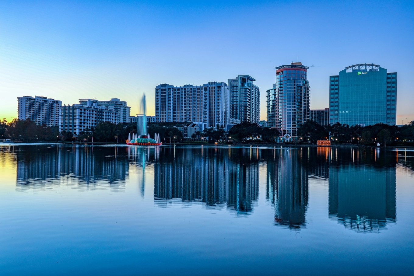 Sunset view of Lake Eola in Orlando, Florida