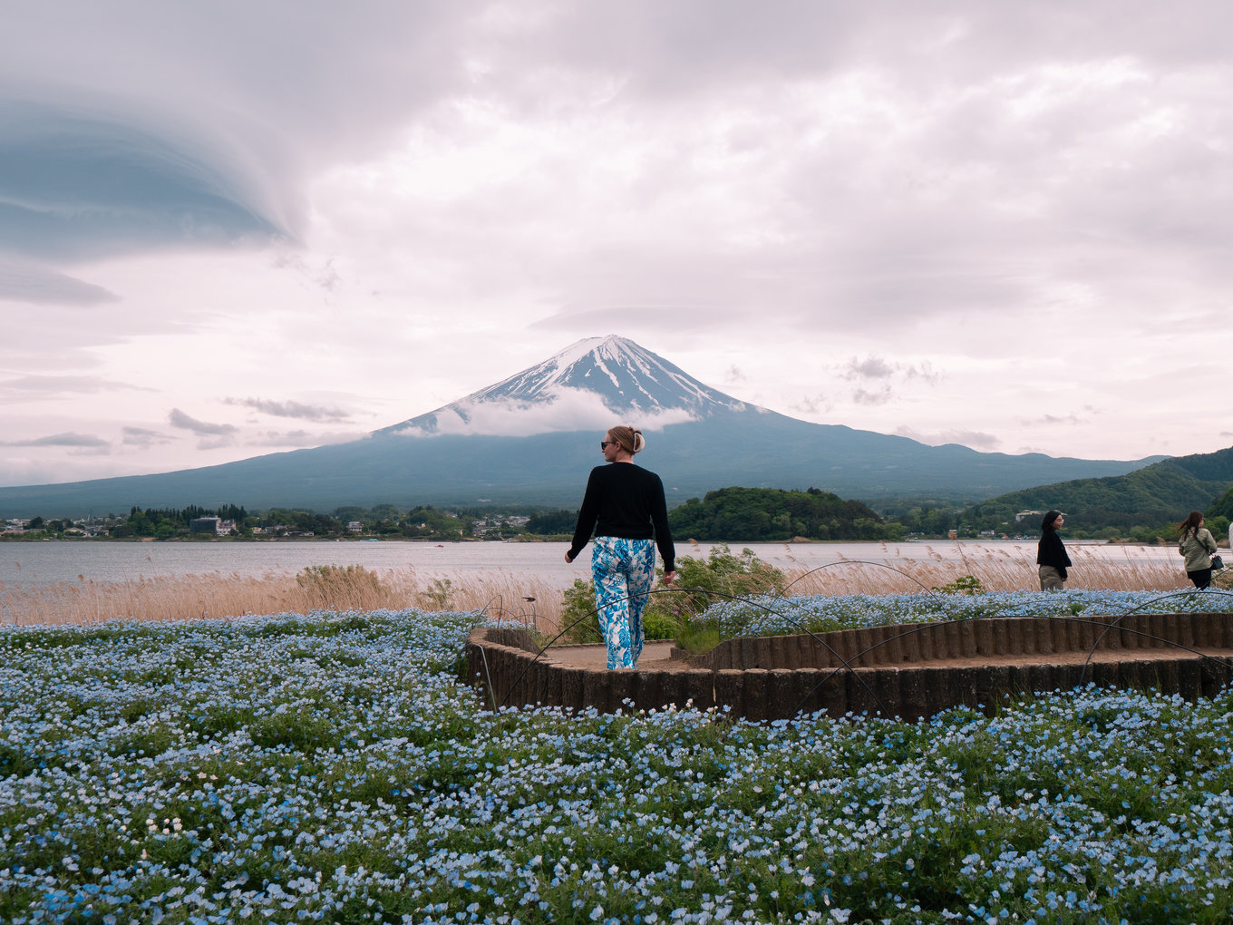 Photo of a woman with Mount Fuji at the backdrop