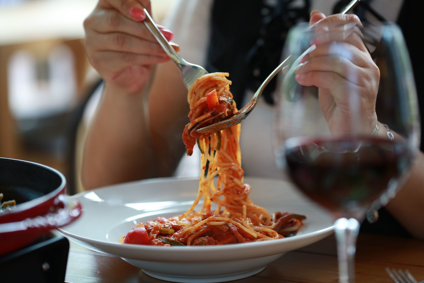 Seafood pasta with wine | Photo Credits: 준섭 윤 on Pexels