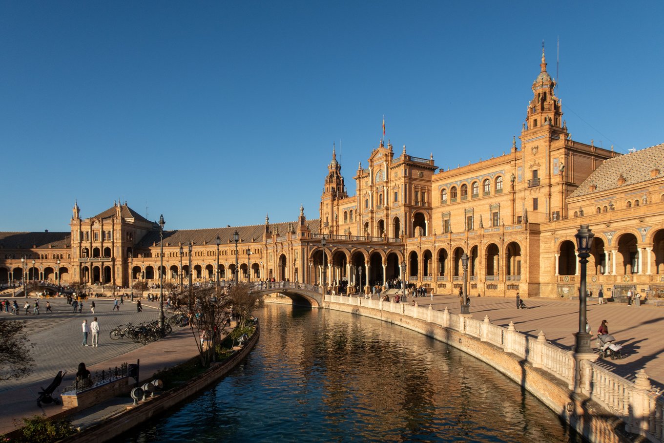Plaza de España | Photo Credits: Javier Balseiro on Pexels