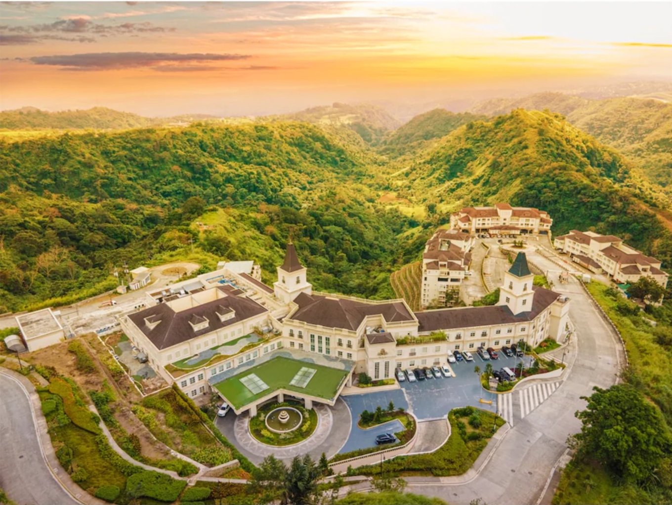Twin Lakes Hotel Tagaytay