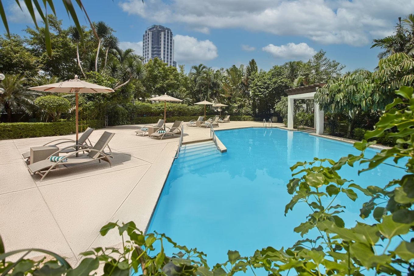 Crown Plaza Manila Pool