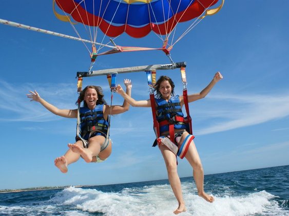 rekomendasi aktivitas pantai: olahraga air (water sport) parasailing