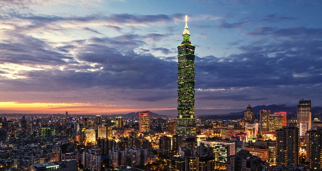 Ngắm Đài Bắc về đêm: Hãy tận hưởng màn đêm trên Đài Bắc và chiêm ngưỡng vẻ đẹp kỳ ảo của thành phố khi những đèn neon được bật lên. Không gian đẹp mê hồn và sắc màu đẹp tuyệt vời, bạn sẽ không thể rời mắt khỏi chiếc ảnh đầy mê hoặc này.