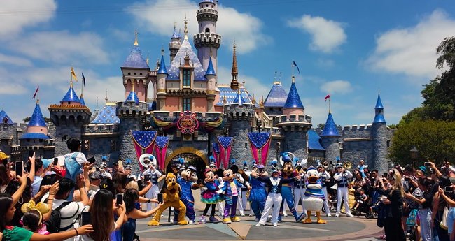 【超レア】アナハイム　ディズニーランド　ロサンゼルスオリンピック記念パスポート カリフォルニア ディズニーランド・リゾート70周年セレブ
