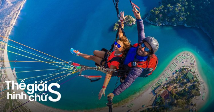 du khách chơi dù lượn paragliding trên biển Việt Nam
