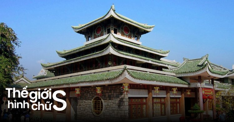 GIA CHỦ KHẤN VÁI THÀNH KÍNH TRƯỚC ĐIỆN THỜ