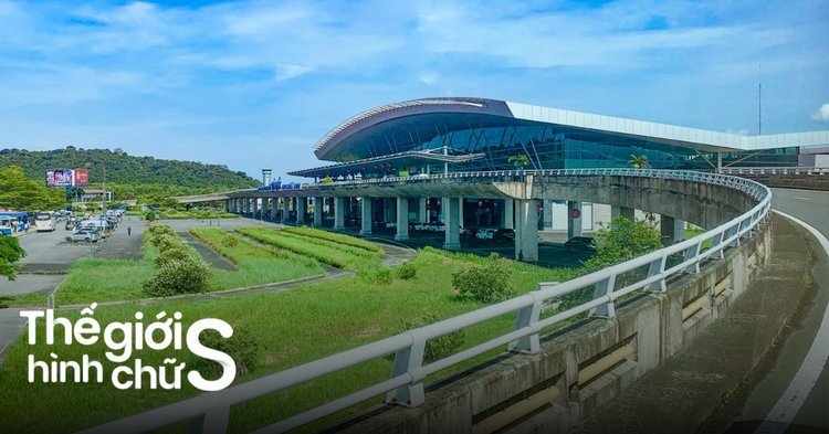 HÀNH KHÁCH LÀM THỦ TỤC TẠI QUẦY CHECK-IN SÂN BAY VÂN ĐỒN