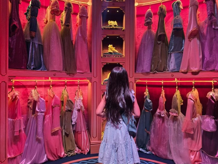 香港ディズニーランドでプリンセスに！ビビディ・バビディ・ブティック