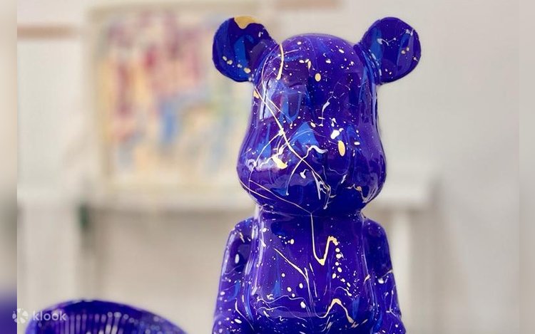 マラッカの The Moment Studio による Fluid Pouring Kaws
