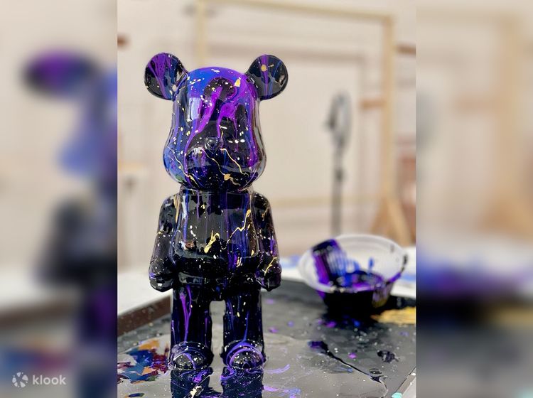 Fluid Pouring Kaws or Bear Brick Workshop by The Moment Studio in