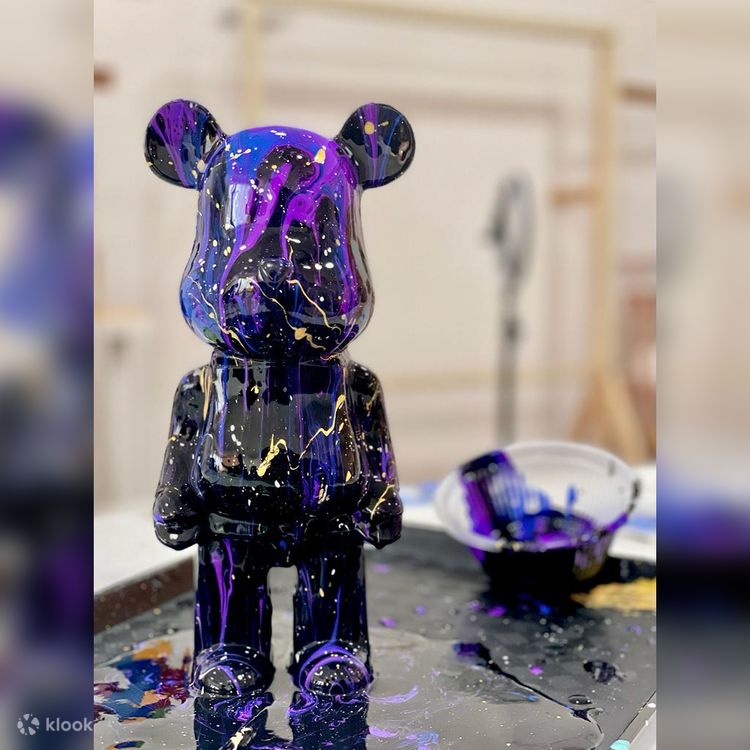 マラッカの The Moment Studio による Fluid Pouring Kaws