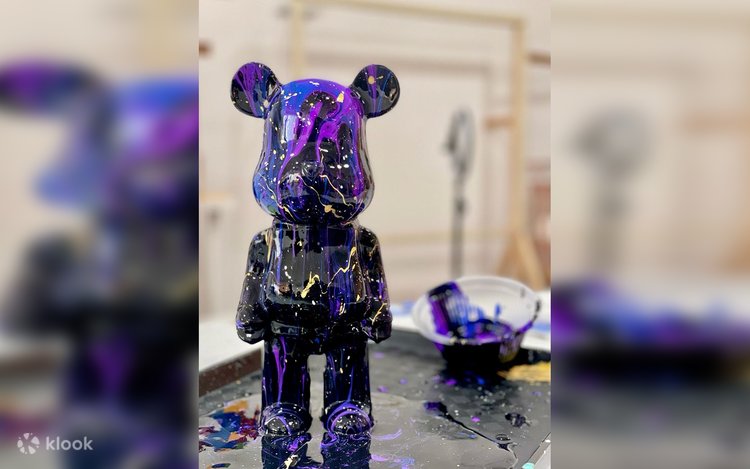 マラッカの The Moment Studio による Fluid Pouring Kaws
