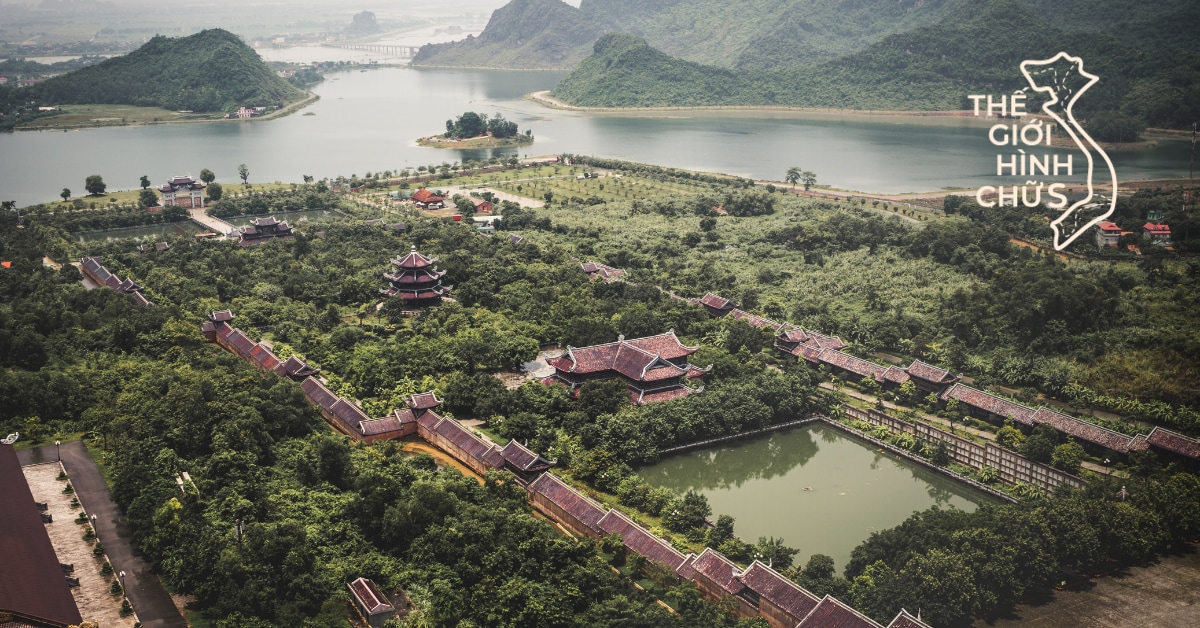 Du lịch Ninh Bình - một trong những điểm đến nổi tiếng ở Việt Nam. Với những thảm ruộng lúa và dãy núi đá vôi hùng vĩ, Ninh Bình thu hút du khách bởi tính đơn giản và mộc mạc. Bức ảnh liên quan đến từ khóa này sẽ khiến bạn muốn hòa mình vào với thiên nhiên và cảm nhận sự thanh bình.