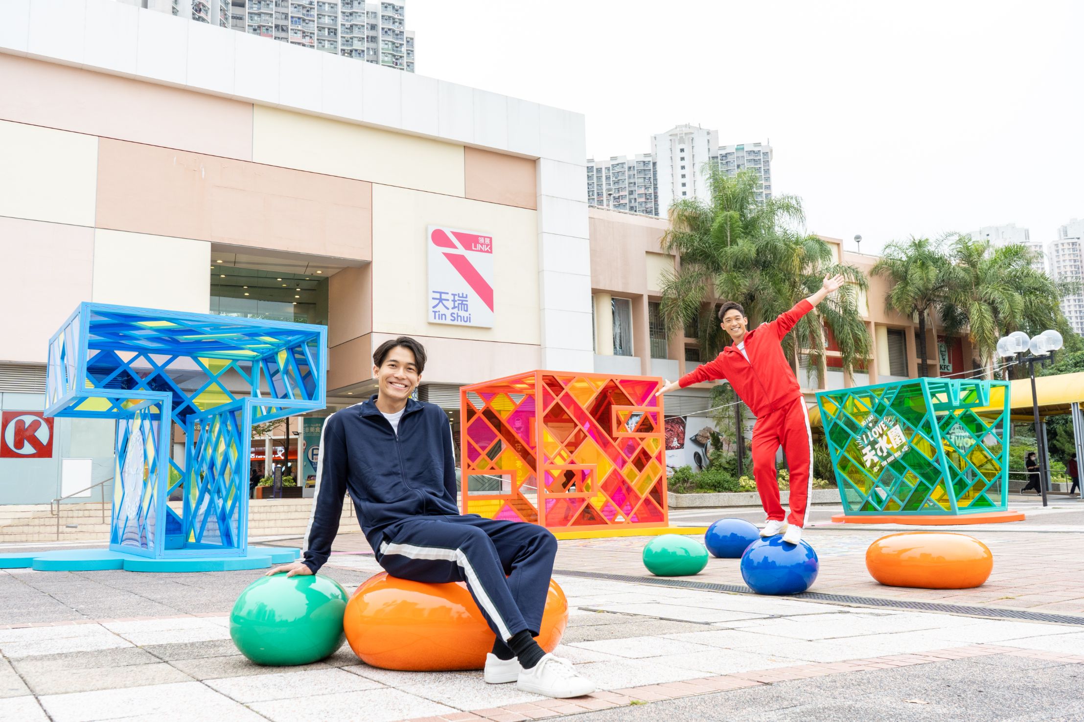 天瑞商場更設置期間限定的巨型發光T.S.W.打卡裝置1