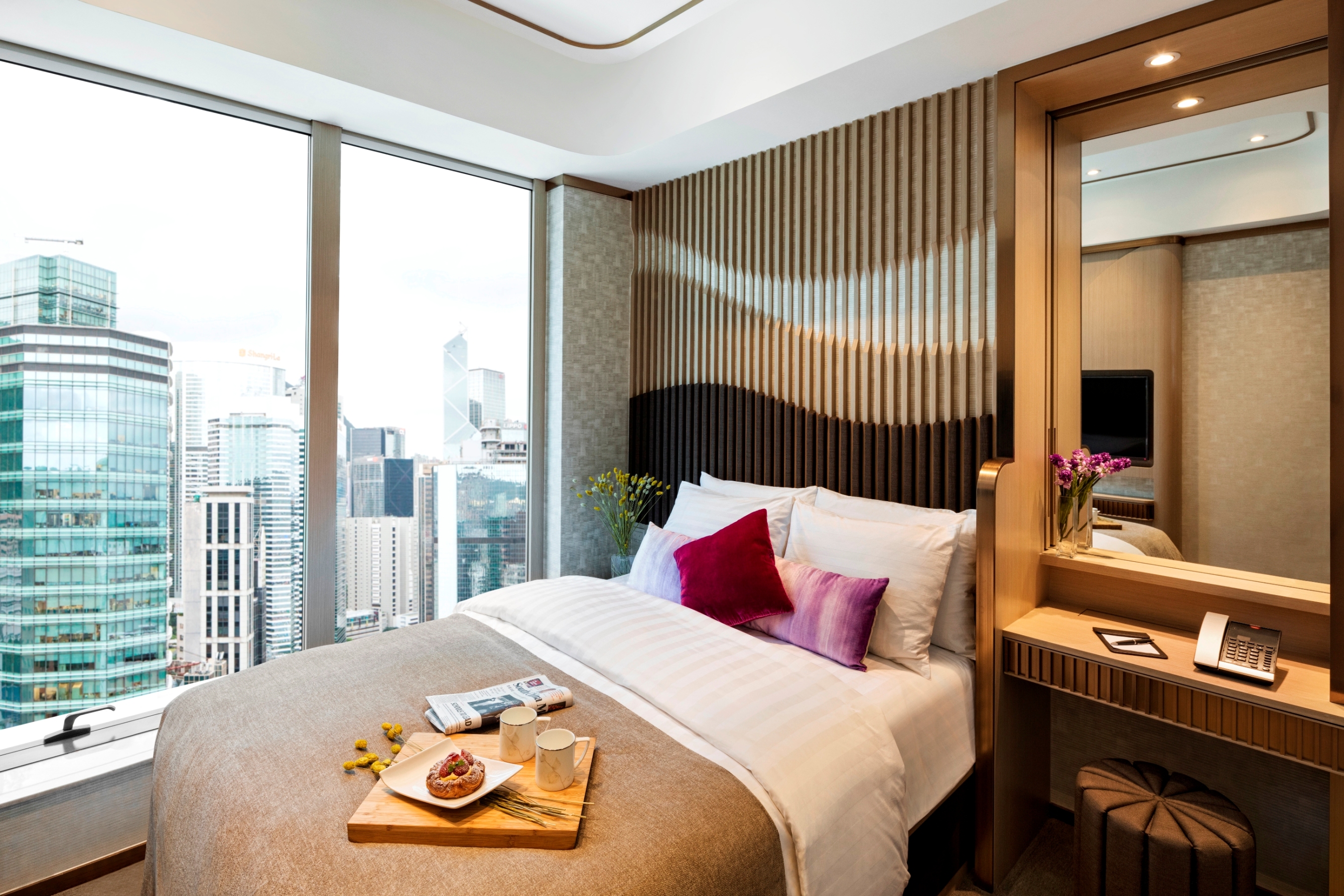 Гонконг отели. Гонконг отели в центре. Four Seasons Hotel Hong Kong номера.