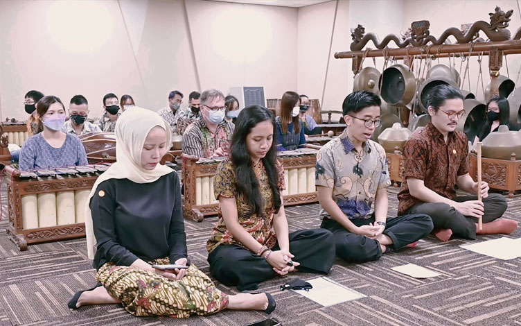 laler-mengeng-music-of-contemplation-sorrow-and-solace-01