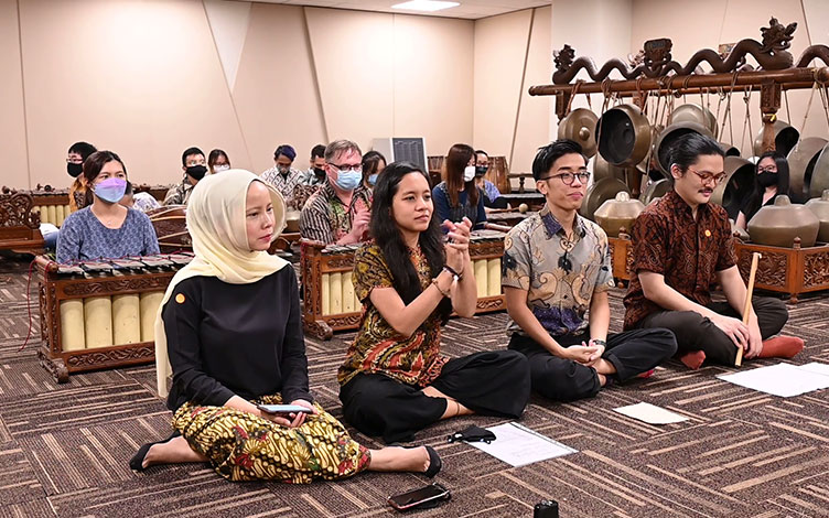 laler-mengeng-music-of-contemplation-sorrow-and-solace-02