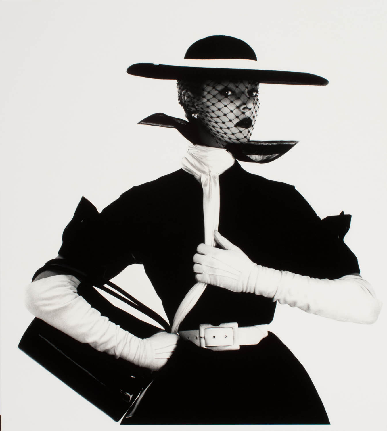 Penn, Irving_Black and White Fashion With Handbag (Jean Patchett), New York