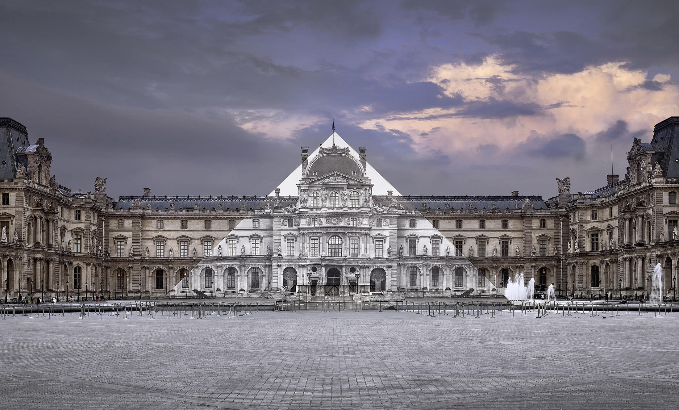 JR au Louvre, La Pyramide, 7 Juin 2016, 21H45 © Pyramide, architecte I. M. Pei, musée du Louvre, Paris, France, 2016_ (1)