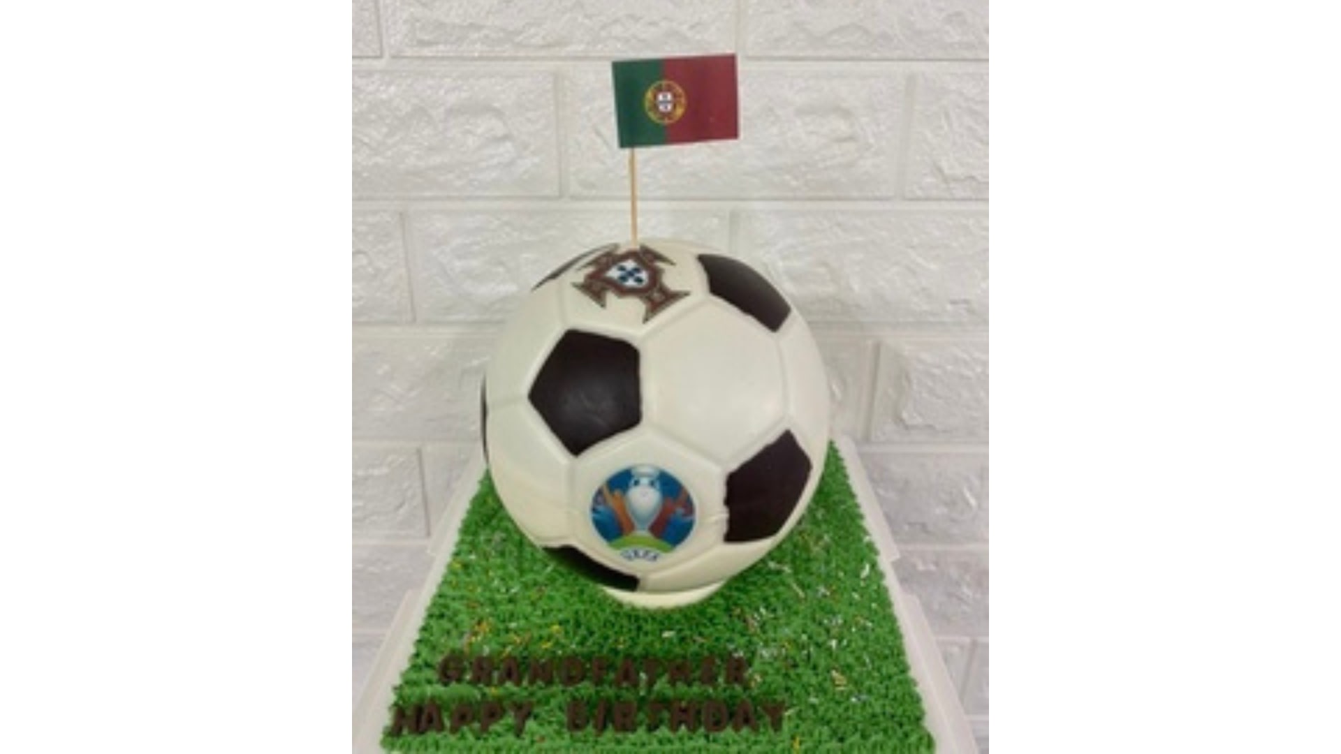 为球迷准备的生日蛋糕，上面有绿色奶油芝士糖霜，草地和足球姜饼。照片摄影图片_ID:419245784-Veer图库