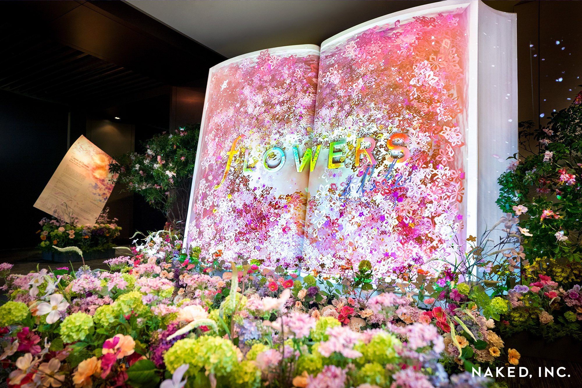 「NAKED FLOWERS花之舞光影展」7大必看展區-BIG BOOK花之書在每個翻頁的瞬間帶領觀眾進入花朵之境