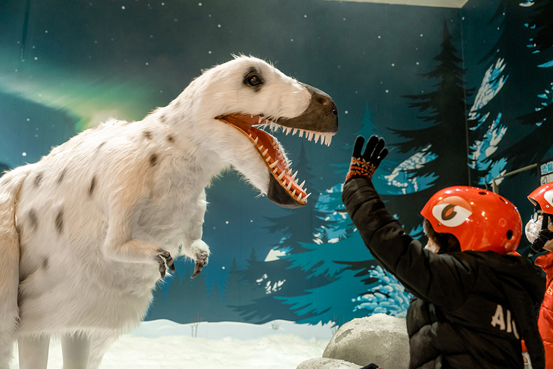 侏羅紀X恐龍雪世界台北站全台首次亮相的擬真羽毛恐龍!