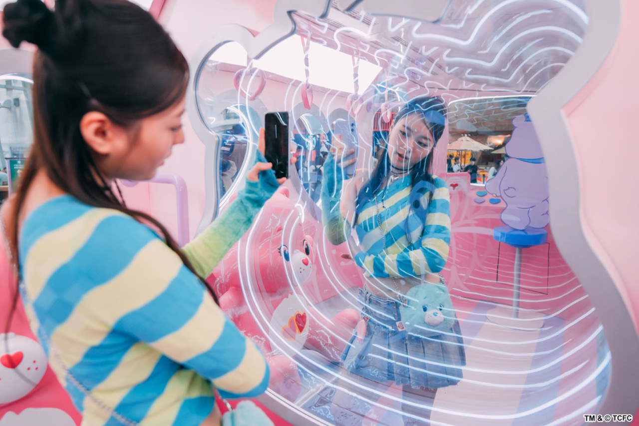 與Love-a-Lot Bear對鏡自拍