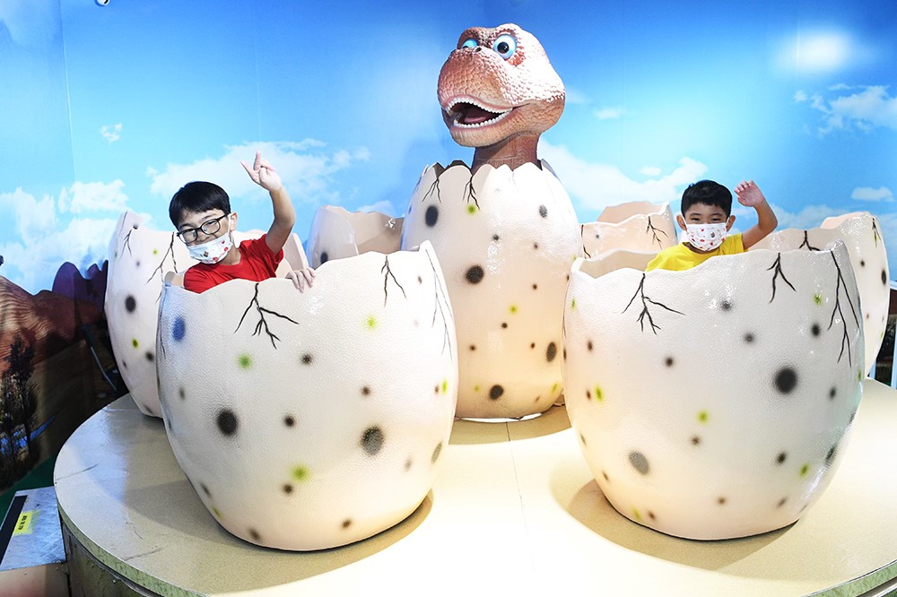 Take a ride on the Dinosaur Egg Rotating Cup and enjoy the happy time