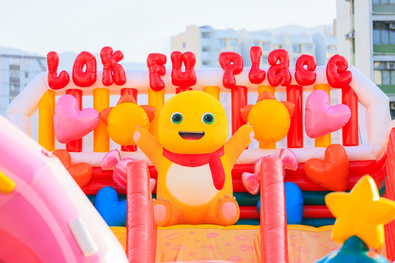 4米高巨型充气奶龙装置