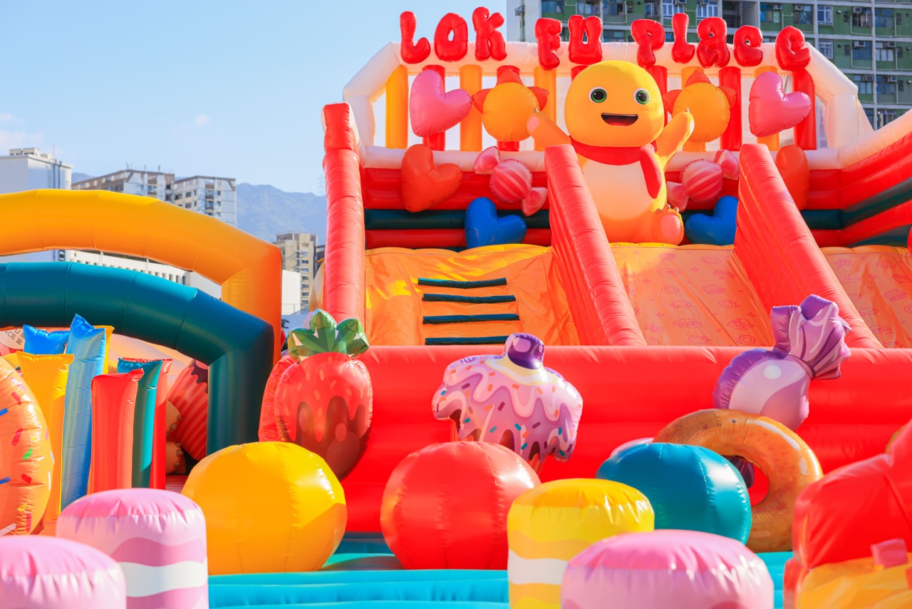 必玩6米高奶龙「巨型弹跳乐园」