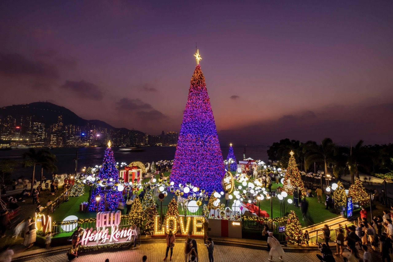 Giant Christmas tree reemerges in seaside Christmas Town 