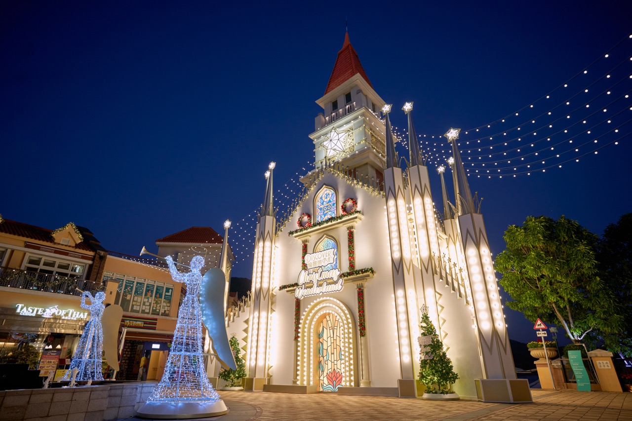 DB Clock Tower transforms into 13-metre tall replica of the Milan Cathedral