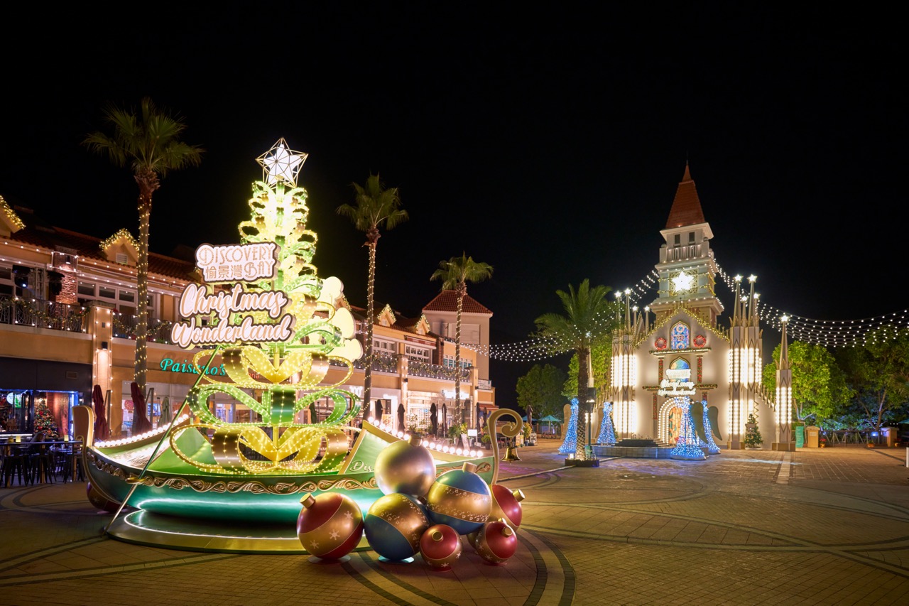 Six-metre tall giant Christmas tree in DB North Plaza with an eight-metre long tree base in the shape of a gondola
