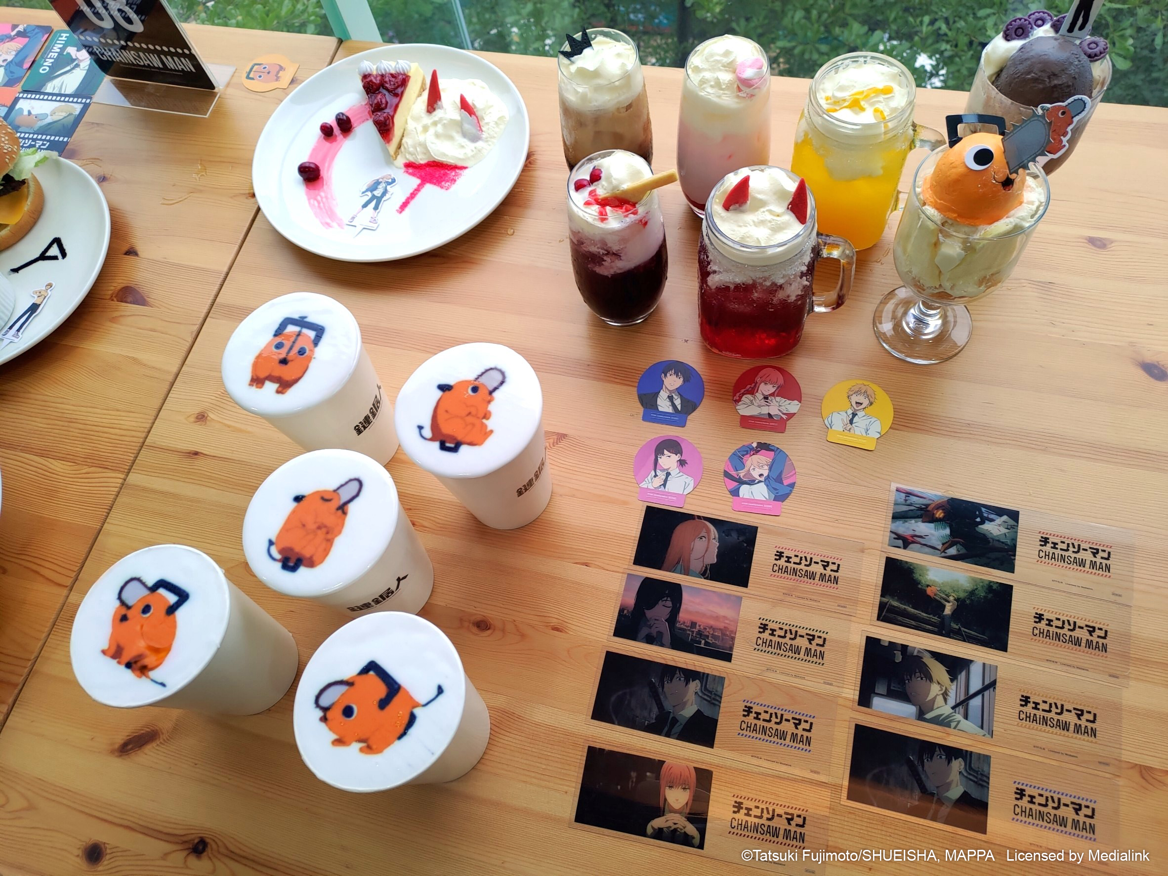 只要在《鏈鋸人》主題咖啡廳消費任一主餐或甜點就可以拿到相對應的角色透明小卡