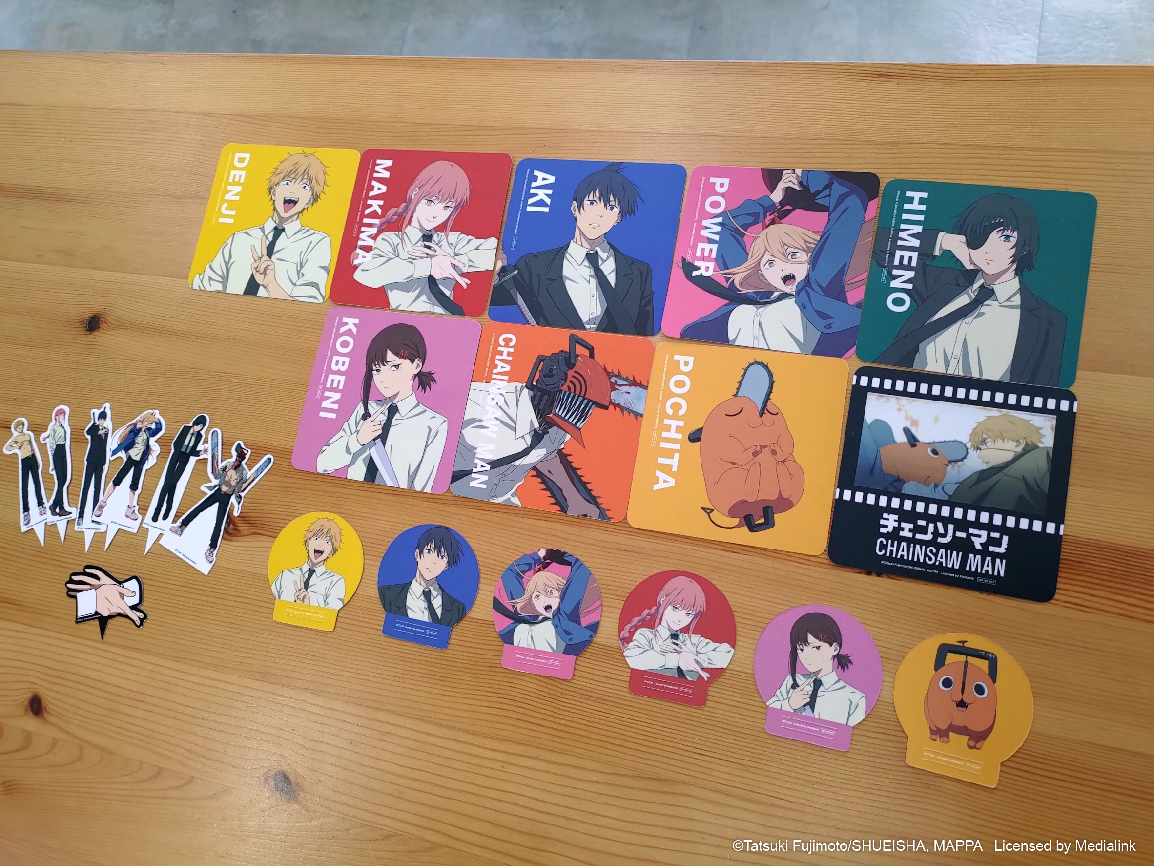 在《鏈鋸人》主題咖啡廳消費任一飲品，贈送《鏈鋸人》角色杯墊乙張)