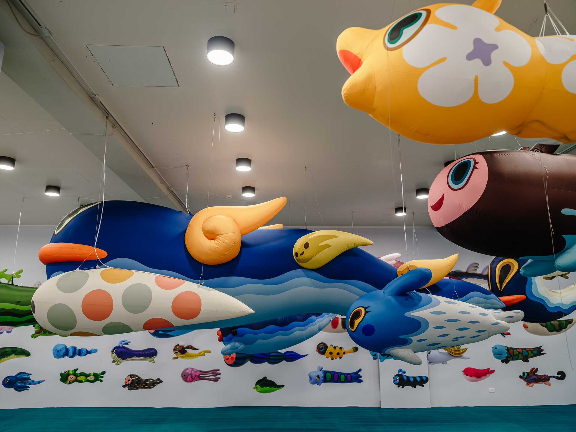 日本雕塑藝術家吉井宏的首次台灣個展「Friends of The Wind」(風的朋友們)，營造空中水族館的氛圍