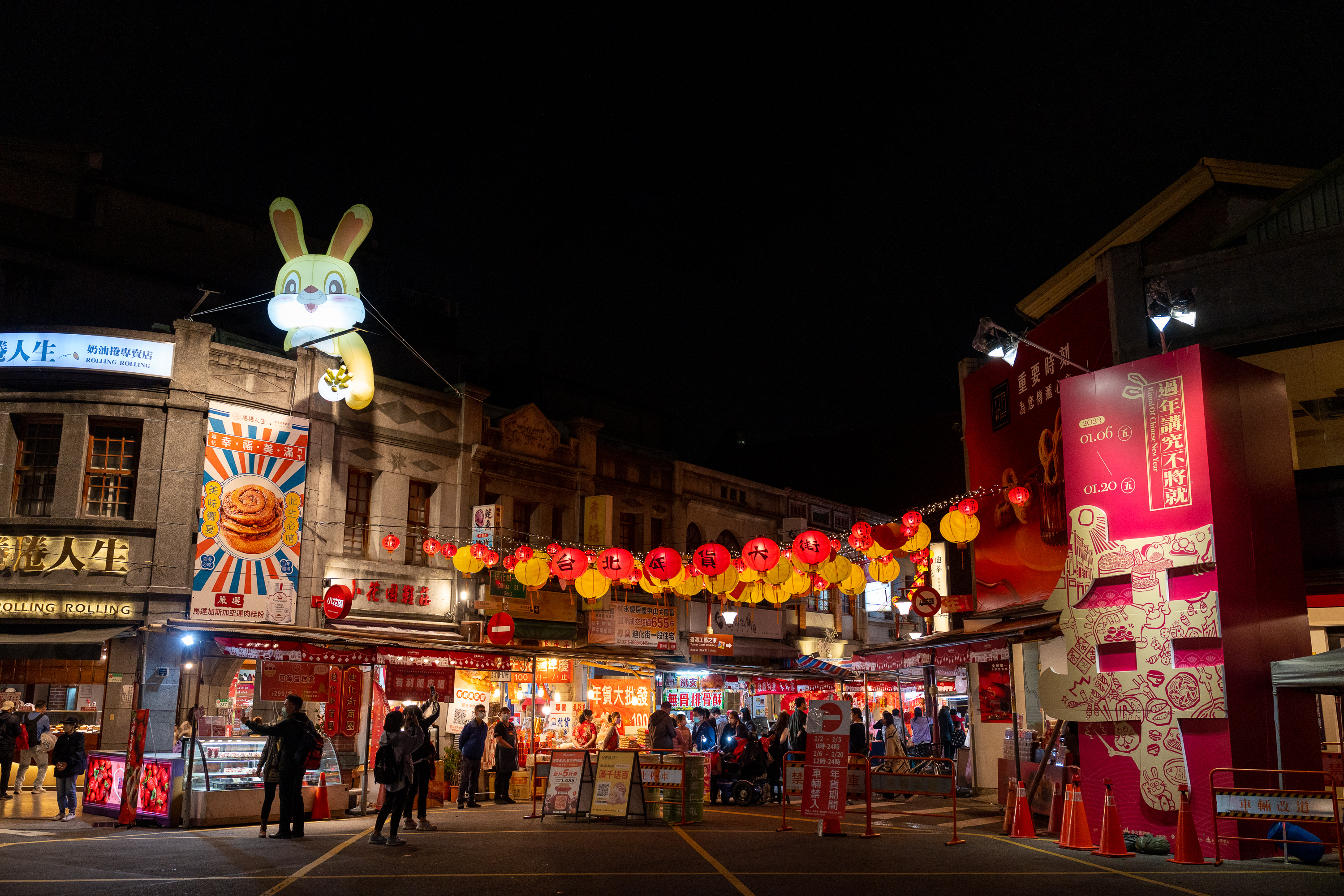 入口大型生肖主題氣球成為遊客的打卡指標
