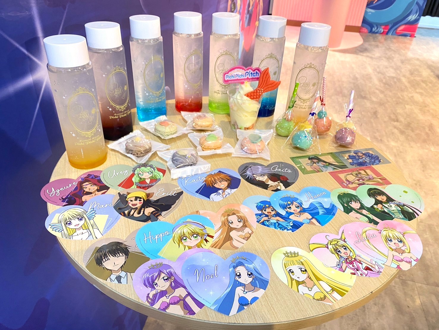 本次期間限定店,帶來以七位美人魚的代表色設計的七款不同顏色及口味的瓶裝氣泡飲