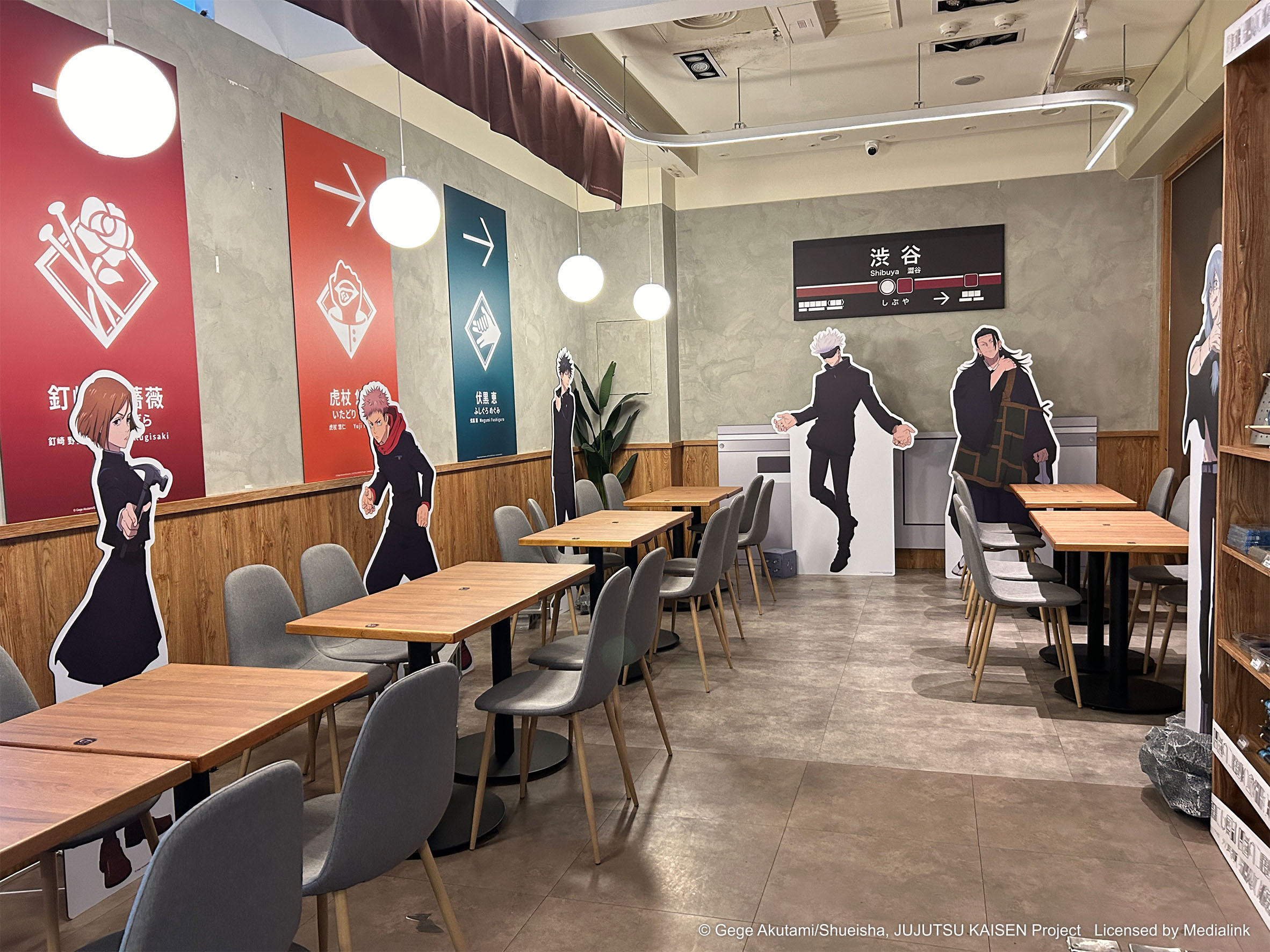 咒術迴戰 澀谷事變 x 歐拉歐拉オラオラ｜期間限定主題餐酒館現場照-店內有虎杖悠仁、伏黑惠、釘崎野薔薇、五條悟等角色立牌環繞