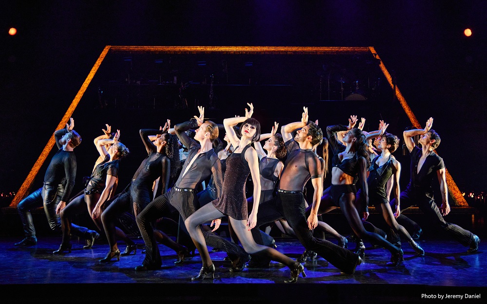 百老匯經典音樂劇《芝加哥》是一個根據1920年代,美國一樁真實殺人奇案改編,充滿人性貪婪及陰謀的黑色喜劇,用最幽默、諷刺及性感的方式,探討最具爭議性及話題性之娛樂圈、媒體及司法界的故事