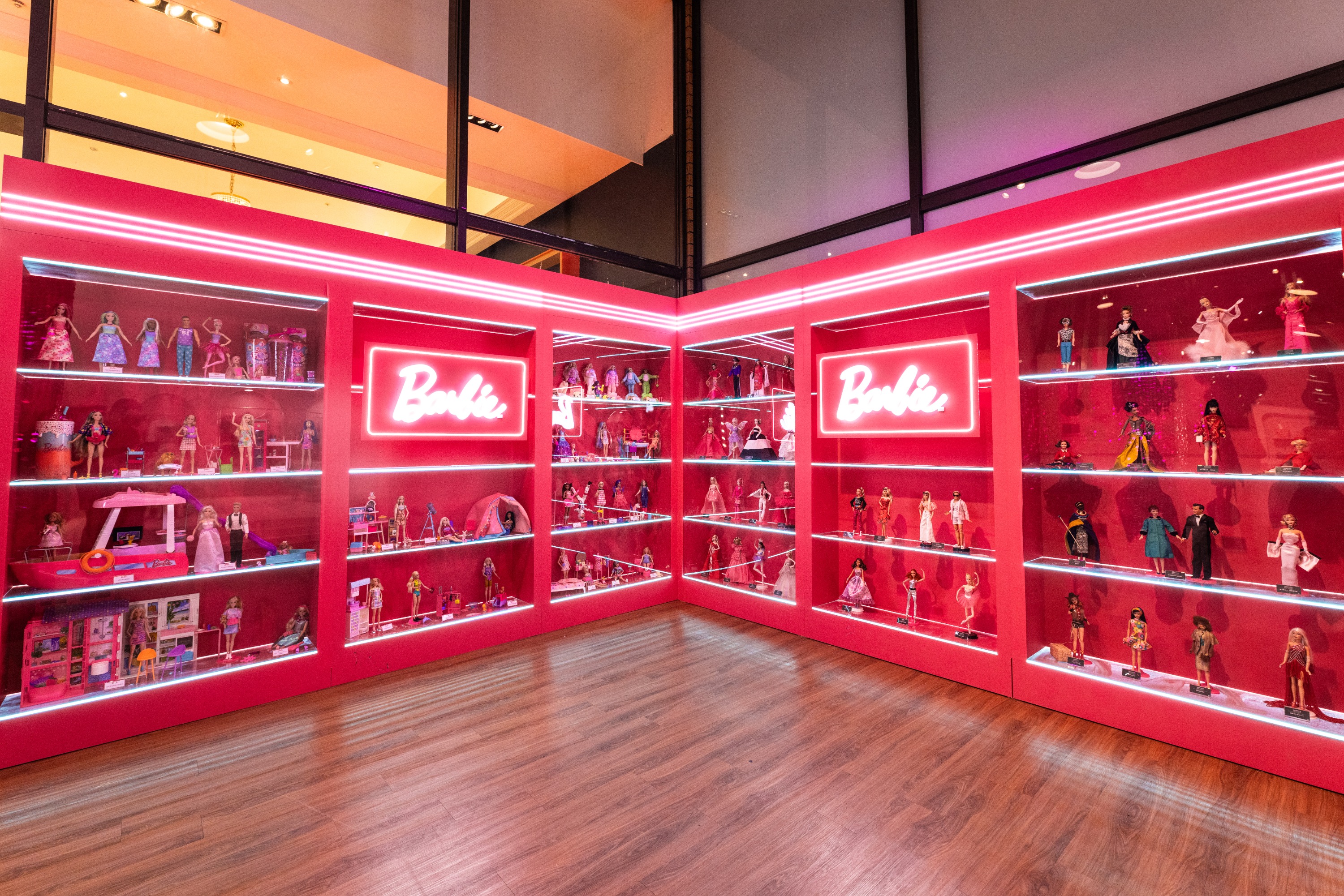 Barbie Pop Up 芭比限定快閃店台北站-經典芭比TM娃娃展示牆