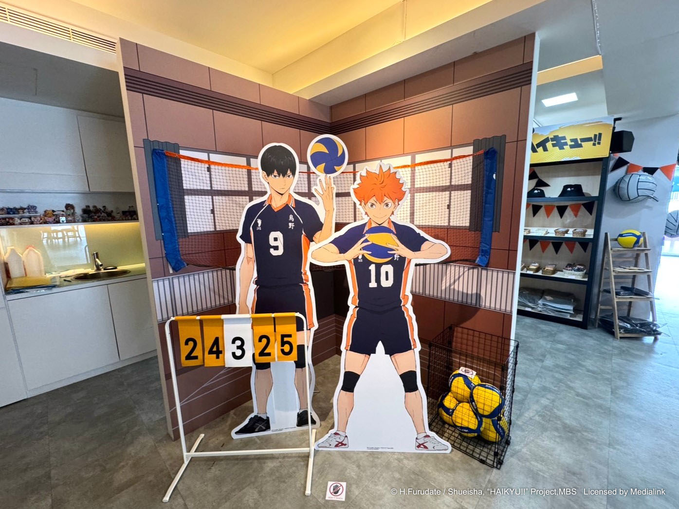 排球少年主題咖啡廳-烏野、青葉城西、音駒、梟谷學園、稻荷崎等強校都將齊聚一堂，日向翔陽跟影山飛雄兩位主角在門口迎接各位粉絲
