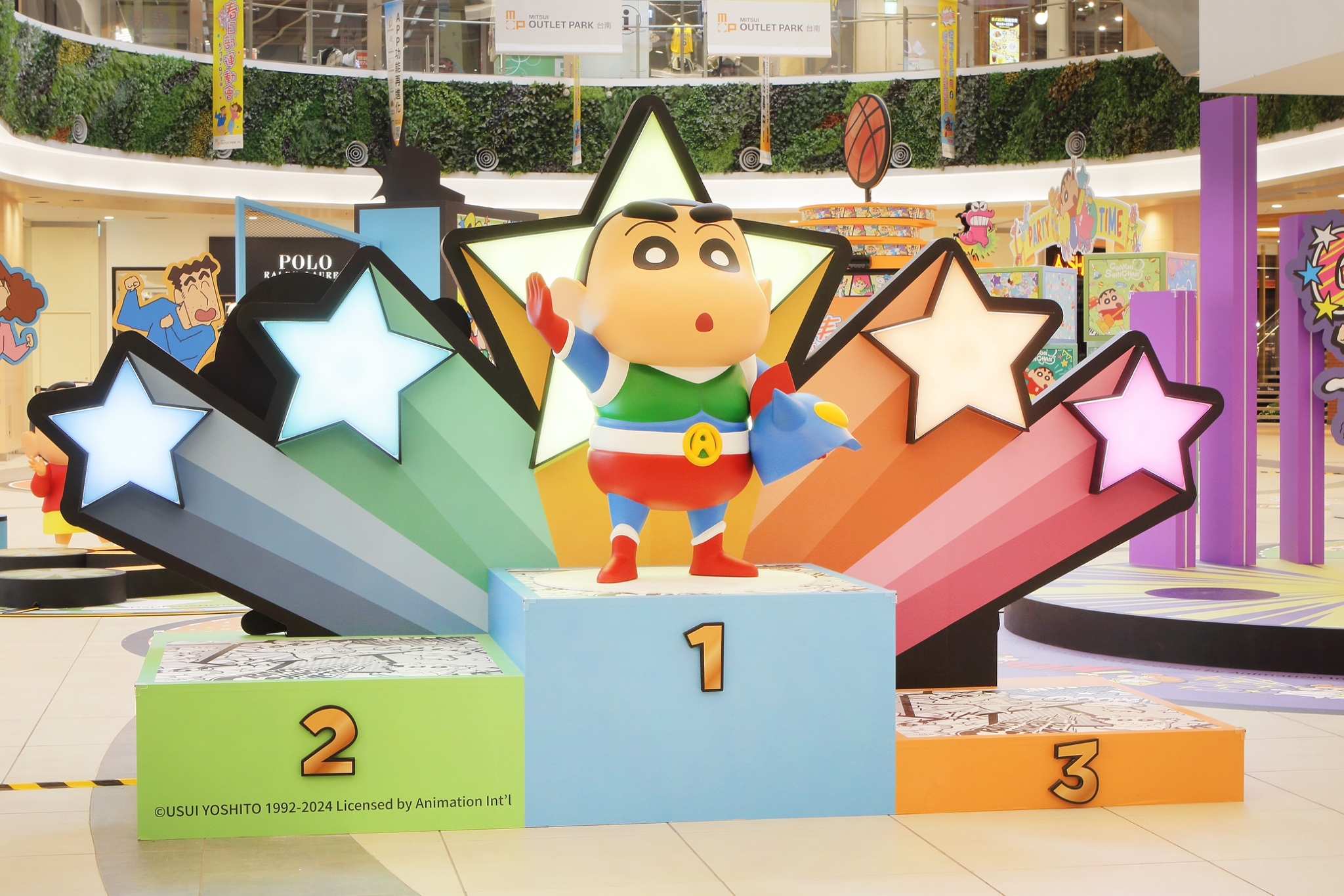 台南三井Outlet「蠟筆小新動感夏日大作戰」打卡點：榮耀頒獎台