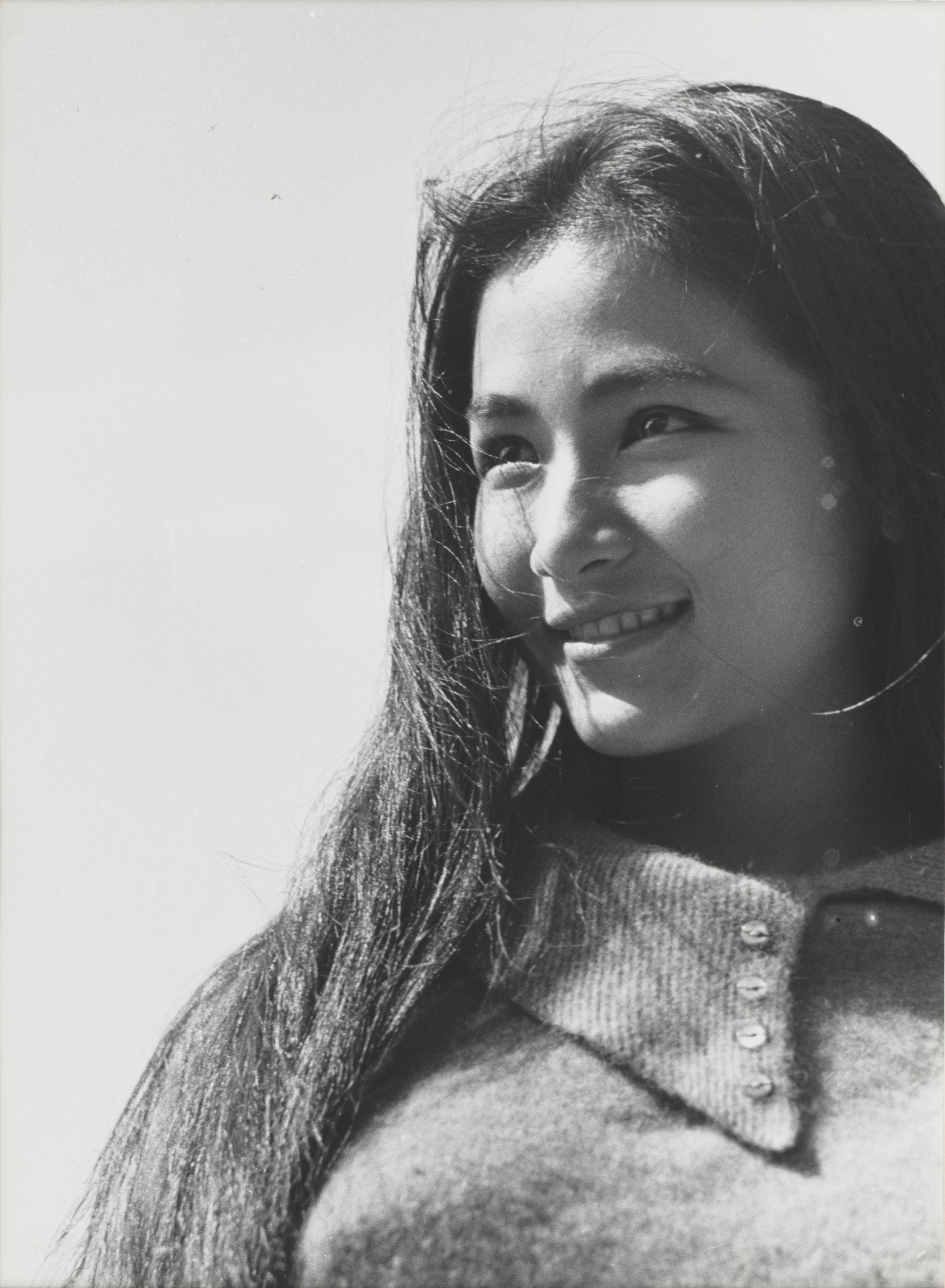 「光陰自帶電–謝震隆電影劇照展」線上展精選作品:謝震隆,〈情人石-鄭佩佩〉劇照攝影,1964