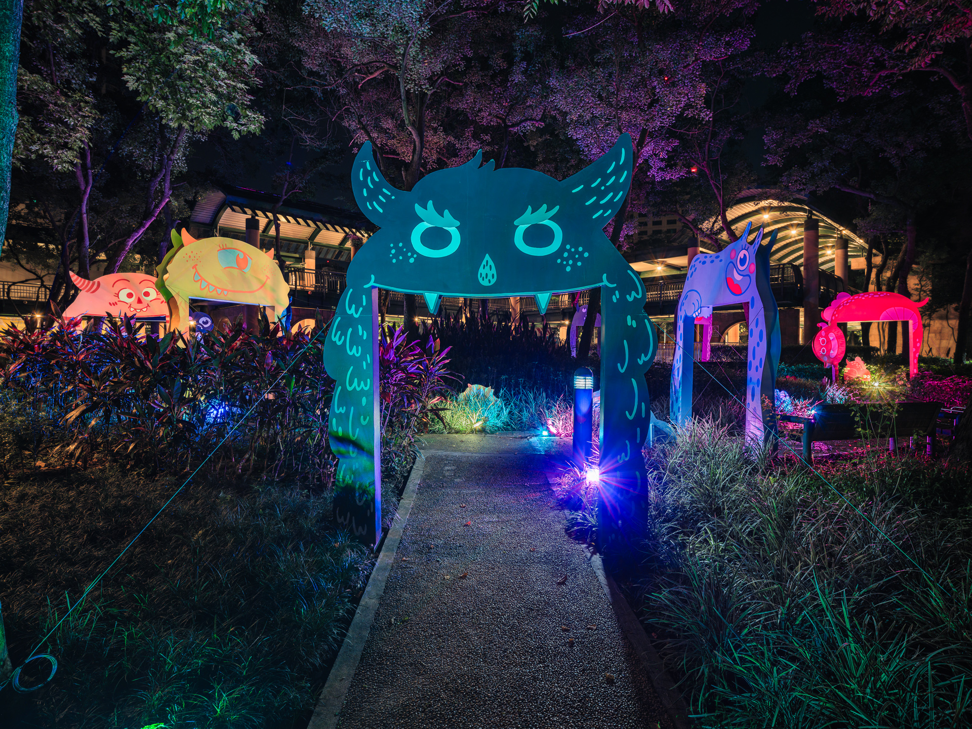 2024新北市兒童藝術節「怪獸小徑」精彩亮點-「怪獸村」這座位於都市邊緣的村莊隱藏著各種幾何形態的怪獸,還可以聽到怪獸的吼叫聲