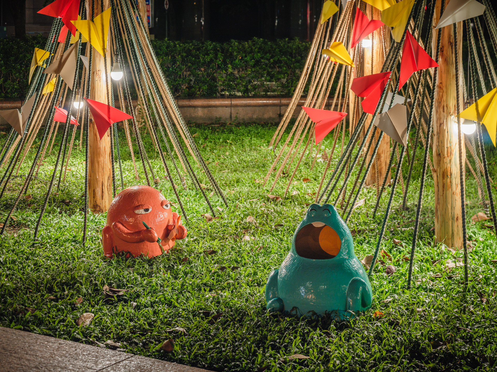 2024新北市兒童藝術節「怪獸小徑」精彩亮點-「寄信給妖怪」若想與妖怪交流,試著將寫給妖怪的信變成紙飛機飛出去吧