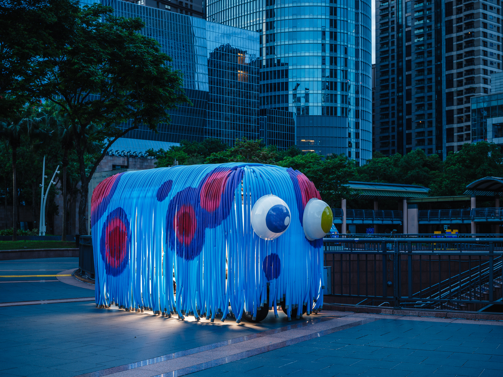 2024新北市兒童藝術節「怪獸小徑」精彩亮點-「怪獸巴士」提供充足內部空間讓民眾自由穿梭其中,讓人感覺親近與溫暖