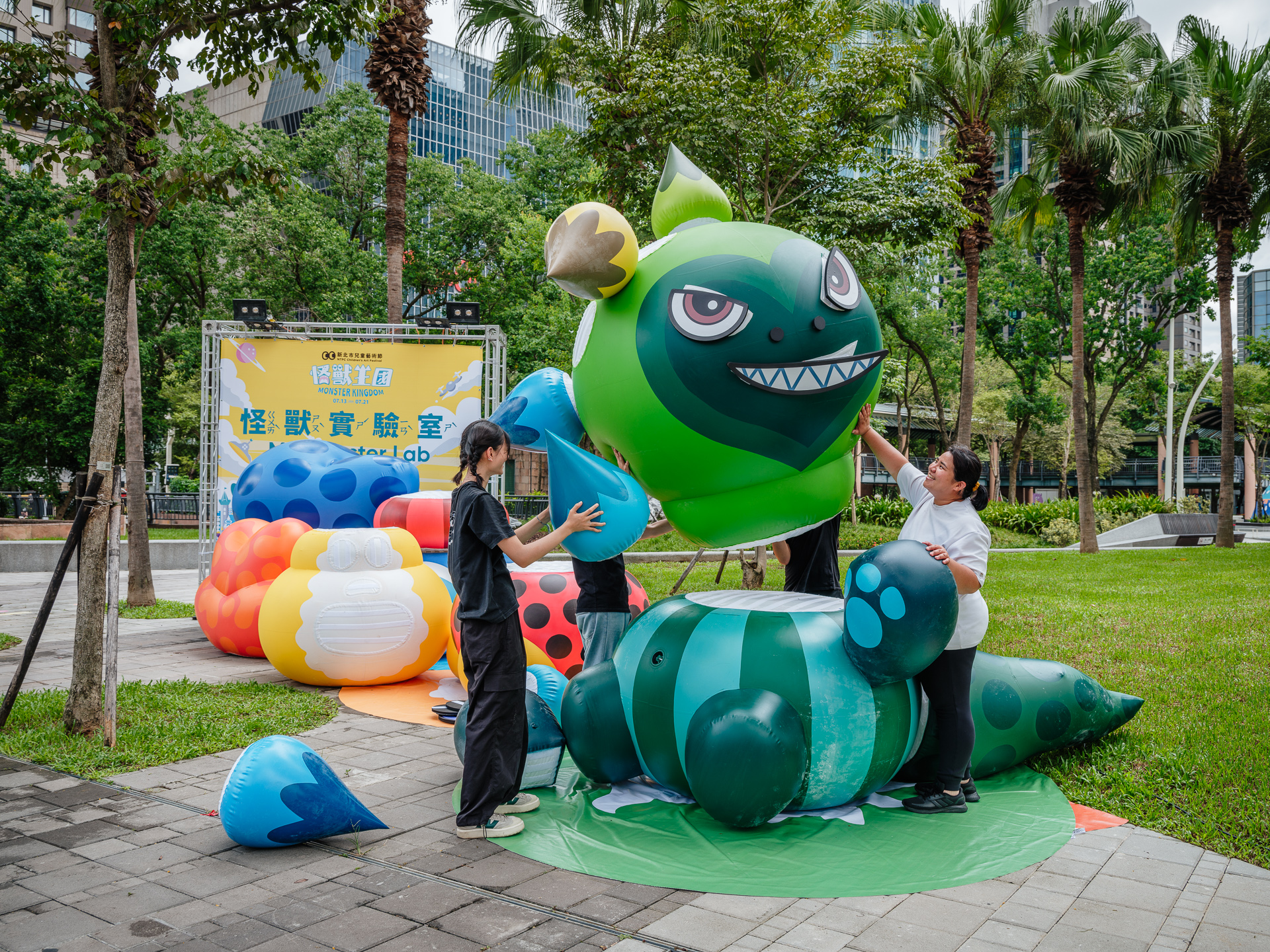 2024新北市兒童藝術節「怪獸小徑」精彩亮點-大家可以使用各種幾何形狀的材料,在「怪獸實驗室」打造出屬於自己的怪獸