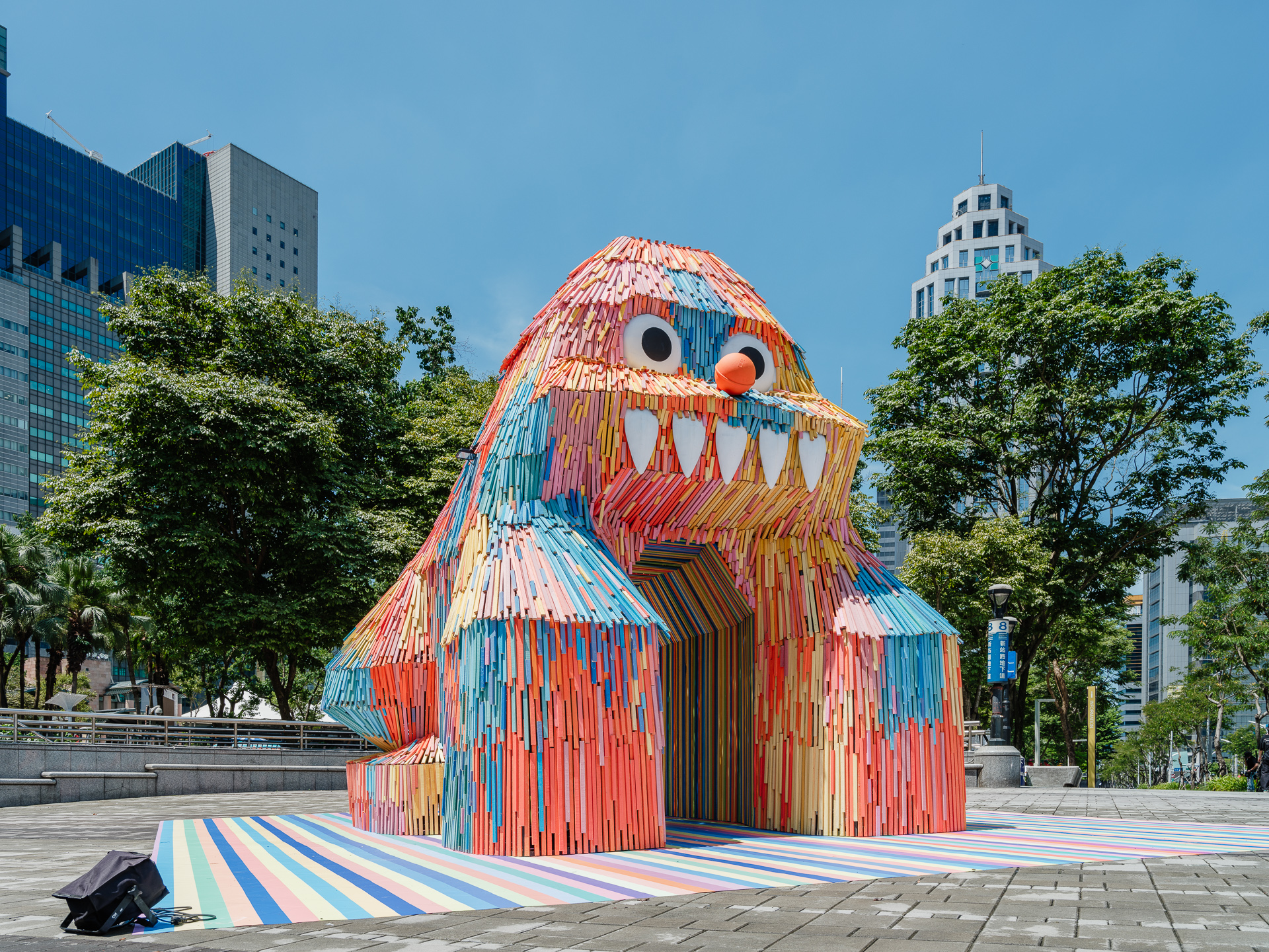 2024新北市兒童藝術節「怪獸小徑」精彩亮點-「怪獸守護者」由王振瑋創作,是守護怪獸王國的守衛,象徵力量與守護